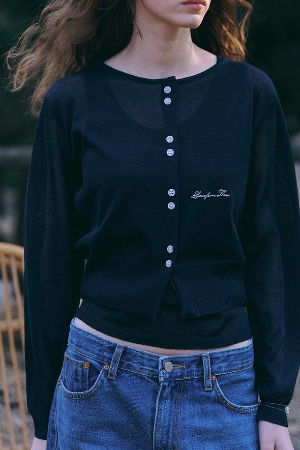 네이비 컬러의 여름 니트 재킷 + 슬리브입니다. 레이온, 린넨, 폴리에스테르 혼방 소재로 제작되어 부드러운 촉감과 하늘거리는 텍스쳐를 자랑합니다. 라운드넥 디자인에 릴렉스 핏으로 편안하게 착용 가능하며, 긴 소매 기장입니다. 시그니처 자수 디테일과 스냅 버튼 클로저가 특징이며, 여름, 간절기에 데이트룩, 카페룩, 캐주얼, 미니멀, 클래식 스타일을 연출하기 좋습니다. 얇은 두께감으로 통기성이 우수하며, 비침이 있을 수 있습니다.
