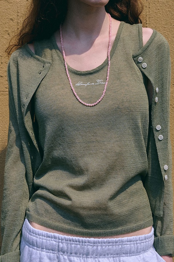 올리브 컬러의 여성용 섬머 니트 재킷으로, 봄부터 여름까지 시원하게 즐길 수 있습니다. 릴랙스 핏의 크롭 기장으로 캐주얼하고 베이직한 스타일을 연출하며, 데이트룩 또는 카페룩에 잘 어울립니다. 부드러운 레이온, 린넨, 폴리에스테르 혼방 소재로 제작되어 얇고 가벼운 착용감을 선사합니다. 라운드넥 디자인에 긴 소매, 반투명 효과, 소매 및 가디건 자수 로고, 립 디테일 커프스와 밑단, 레이어드 실루엣, 스냅 여밈 방식이 특징입니다. 미니멀, 클래식 스타일을 즐기는 여성분들께 추천합니다.
