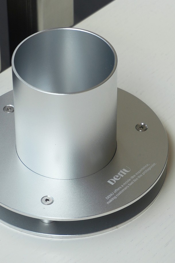 Duoringo Vase(듀오린고 베이스)는 알루미늄과 유리를 주요 소재로 사용하여 미니멀하고 모던한 스타일을 연출하는 홈데코/인테리어 소품입니다. 실버 색상의 원형 디자인과 불규칙한 표면 질감이 특징이며, 샌딩 및 아노다이징 마감 처리를 통해 세련된 매력을 더했습니다. 방수, 내부식성, 내스크래치 기능을 갖춰 실용성을 높였으며, 알루미늄 베이스와 글라스 병으로 구성되어 있습니다. 글라스 병을 결합하여 꽃병으로, 또는 분리하여 소품 진열대로 활용 가능합니다.
