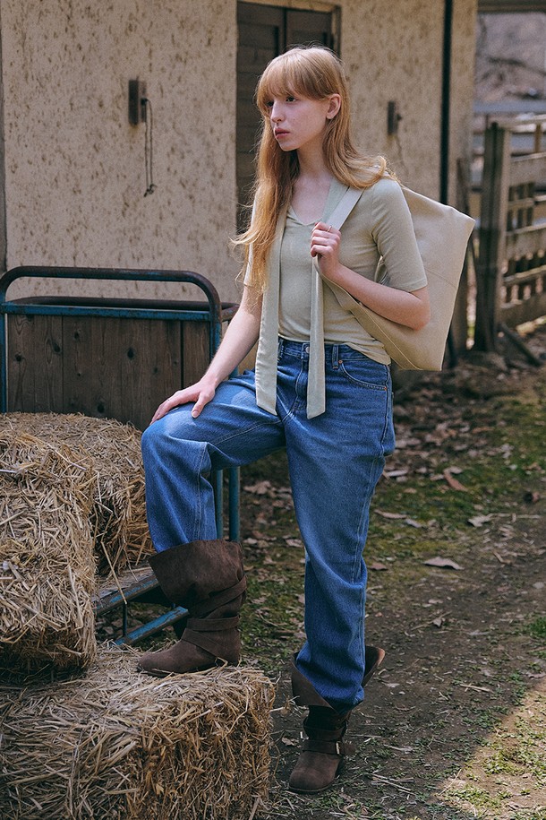 Jane Buckle (제인 버클) Boulder Bag [BEIGE]는 미니멀하고 베이직한 스타일을 추구하는 여성들을 위한 숄더백입니다. 합성가죽 소재의 미디엄 사이즈로, 베이지 컬러의 무지 디자인이 특징입니다. 반원 형태의 가방에 지퍼형 잠금 방식을 적용하여 안전하게 소지품을 보관할 수 있습니다. 숄더 스트랩과 손잡이가 있어 출근룩을 포함한 다양한 일상 스타일에 활용하기 좋습니다. 세련된 디자인으로 어떤 옷차림에도 잘 어울립니다.
