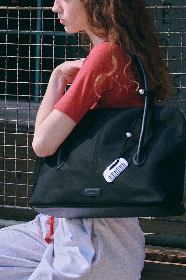 마르멜디 백 [나일론 블랙]은 여성용 가방으로, 미니멀, 캐주얼, 클래식 스타일을 추구하는 분들을 위한 제품입니다. 블랙과 브라운 두 가지 색상으로 출시되었으며, 넉넉한 라지 사이즈에 무지 디자인으로 어떤 옷에도 잘 어울립니다. 나일론과 비건 가죽 소재를 사용하여 방수 및 생활 방수 기능을 갖췄으며, 가볍고 내구성이 뛰어나 실용적입니다. 사각 형태에 더블 지퍼, 로고 패치, 메탈 지퍼 디테일이 돋보이며, 태블릿/노트북 수납이 가능한 넓은 내부 공간과 형태 유지 기능으로 출근룩에도 적합합니다.
