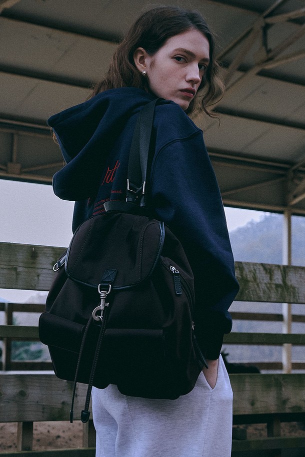 미코 빈티지 락 백팩 [브라운]은 여성스러운 스타일을 돋보이게 해주는 가방입니다. 부드러운 합성가죽 소재에 사각 쉐입으로 제작되었으며, 버클 장식과 빈티지한 디자인이 특징입니다. 넉넉한 수납공간과 숄더 스트랩, 외부 포켓으로 실용성을 더했습니다. 데이트룩, 모임룩, 출근룩 등 다양한 TPO에 클래식, 미니멀, 캐주얼 스타일로 연출하기 좋습니다.
