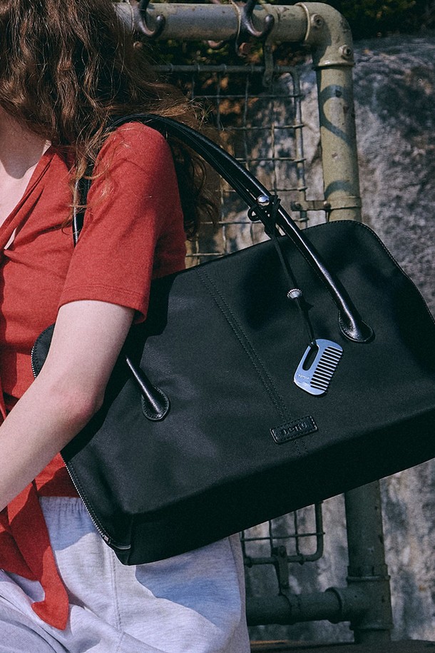 미니멀한 실버 콤 홀더입니다. 브라스와 스웨이드 소재로 제작되었으며, 볼 비즈와 가죽 스트랩 디테일이 돋보입니다. 가방 핸들이나 벨트 루프에 장착하여 액세서리로 활용 가능하며, 실용적인 미니 빗 기능도 제공합니다. 데이트룩, 모임룩, 파티룩 등 다양한 TPO에 미니멀, 클래식, 시크 스타일을 더할 수 있습니다. 선물용 박스와 보증서 태그가 함께 제공됩니다.
