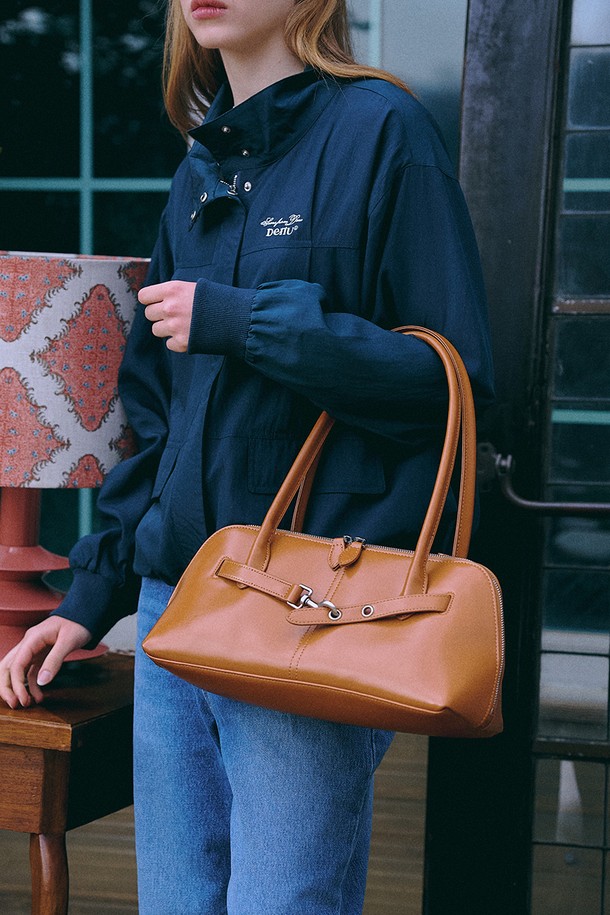 **Scene from Windbreaker [네이비]**는 미니멀하고 베이직한 스타일의 남녀 공용 윈드브레이커입니다. 봄, 가을 시즌에 적합하며, 가볍고 부드러운 레이온, 나일론 혼방 소재로 제작되어 편안한 착용감을 선사합니다. 하이넥 디자인과 가슴 로고 자수 디테일이 특징이며, 대각선 포켓과 밑단 스트링으로 실용성을 더했습니다. 오버핏과 루즈핏으로 연출되어 동네 마실룩, 산책룩, 여행룩 등 다양한 TPO에 활용하기 좋습니다. 얇고 가벼운 두께감으로 방풍 기능까지 갖춘 실용적인 아이템입니다.
