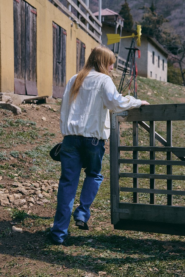 윈드브레이커 Scene from Windbreaker [아이보리]는 미니멀하고 모던한 스타일을 추구하는 분들을 위한 아우터입니다. 부드러운 레이온과 나일론 혼방 소재로 제작되어 봄, 여름 시즌에 가볍게 걸치기 좋습니다. 하이넥 디자인과 가슴 부분 로고 자수 디테일이 특징이며, 대각선 포켓과 밑단 스트링으로 실용성까지 더했습니다. 오버핏과 릴랙스핏으로 편안한 착용감을 선사하며, 일상, 여행, 봄 소풍 등 다양한 TPO에 활용하기 좋습니다. 캐주얼, 시티보이 스타일을 즐겨 입는 분들께 추천합니다.
