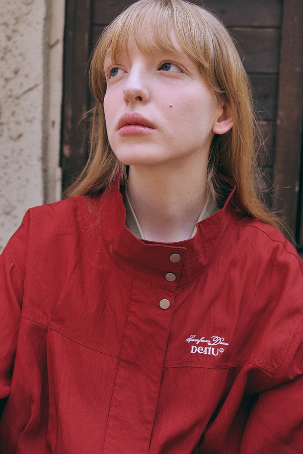 Scene from Windbreaker [레드]는 미니멀하고 모던한 스타일을 추구하는 공용 윈드브레이커입니다. 봄, 가을에 착용하기 좋으며, 가볍고 부드러운 레이온, 나일론 혼방 소재로 제작되어 편안한 착용감을 선사합니다. 하이넥 디자인과 로고 자수 디테일, 대각선 포켓, 밑단 스트링 조절 기능이 특징이며, 방풍 기능으로 쾌적함을 유지해 줍니다. 릴랙스핏 또는 오버핏으로 캐주얼한 동네 마실룩, 산책룩, 여행룩을 완성해보세요.
