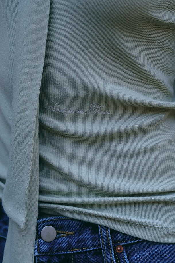 Tie half Top (타이 하프 탑) [올리브]는 미니멀하고 베이직한 스타일을 선호하는 여성 고객을 위한 상의입니다. 봄, 여름 시즌에 어울리는 얇은 두께감과 부드러운 촉감이 특징이며, 레귤러핏으로 편안하게 착용할 수 있습니다. 올리브 컬러의 무지 디자인에 리본넥과 타이 디테일이 더해져 여성스러운 포인트를 더합니다. 웨이스트 기장으로 제작되어 단독 또는 이너로 활용 가능하며, 신축성 있는 소재로 활동성을 높였습니다. 데이트룩, 카페룩과 같은 TPO에 맞춰 스타일리시하게 연출할 수 있습니다.
