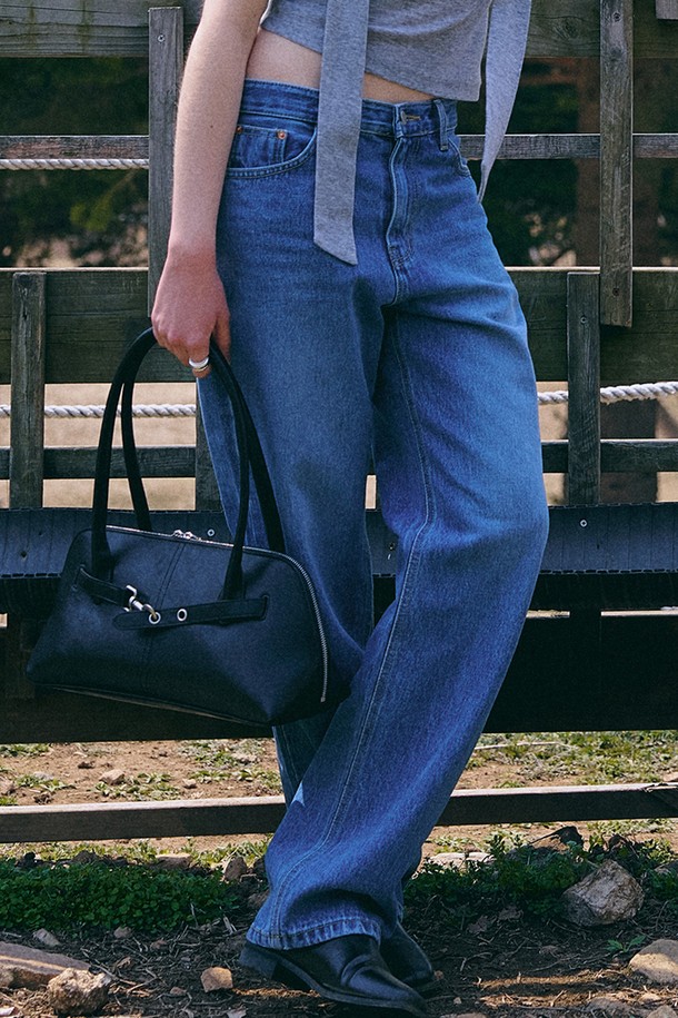 빈티지 핏 미디엄 블루 데님은 남녀 모두 착용 가능한 데님 팬츠입니다. 봄, 가을에 적합하며, 클래식하고 빈티지한 스타일을 연출합니다. 13oz 논스트레치 데님 소재에 레귤러 핏 스트레이트 디자인으로, 두꺼운 두께감과 부드러운 촉감을 자랑합니다. 자연스러운 페이드 효과와 헤리티지 스타일 백포켓, 힙포켓 및 리벳 디테일, 하드 라벨 포인트가 특징입니다. 데이트룩, 출근룩 등 다양한 TPO에 클래식, 미니멀, 캐주얼 스타일로 활용하기 좋습니다.
