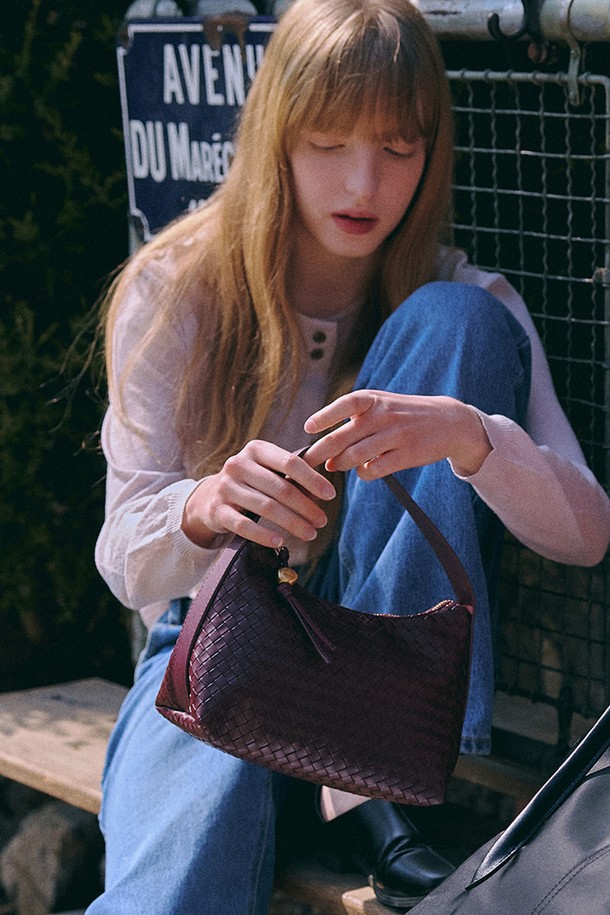 제인 위빙 토트백 [딥 버건디]는 여성 고객을 위한 미디엄 사이즈 토트백입니다. 퀄팅 디자인이 돋보이며, 부드러운 실루엣과 심플하고 세련된 디자인이 특징입니다. 인조가죽 소재에 딥 버건디 컬러로, 오피스룩과 모임룩, 클래식, 미니멀, 시크 스타일을 연출하기 좋습니다. 내부에는 넉넉한 수납공간이 있어 실용적이며, 노트북/태블릿 수납도 가능합니다. 빈티지한 느낌과 시간이 지날수록 매력적인 디자인으로, 오픈형 잠금 방식으로 편하게 사용하실 수 있습니다.
