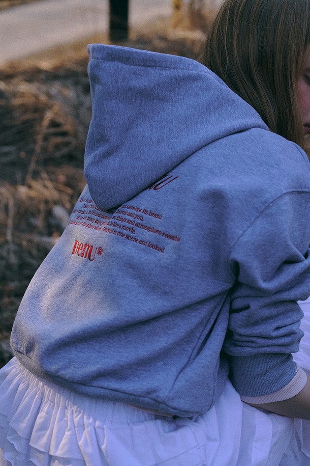 Scene from 후디 [GREY]는 부드러운 면 소재로 제작되어 봄, 가을에 편안하게 착용하기 좋습니다. 톤 다운된 그레이 컬러에 루즈핏으로 여성스러운 실루엣을 연출하며, 캐주얼과 빈티지 무드를 동시에 느낄 수 있습니다. 앞면 심플 로고 자수와 뒷면 레터링 자수 디테일이 포인트이며, 후드 스트링 조절로 다양한 스타일을 연출할 수 있습니다. 일상, 카페, 봄 소풍 등 다양한 TPO에 레이어드하여 미니멀하면서도 개성 있는 스타일을 완성해 보세요.
