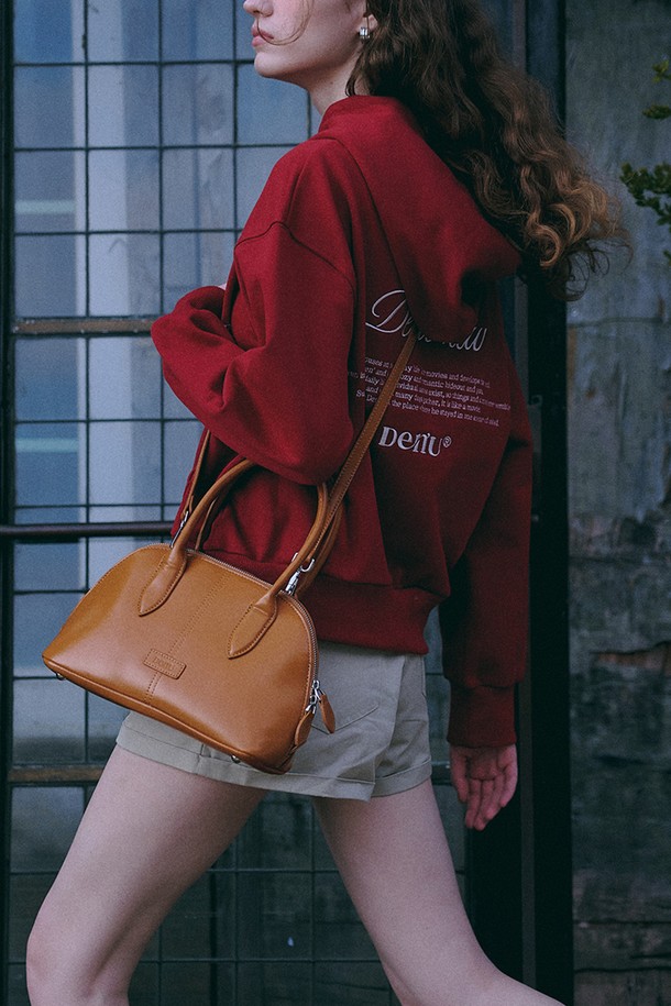 Scene from 후디 [레드]는 빈티지한 무드와 캐주얼 스타일을 동시에 즐길 수 있는 여성 후디입니다. 부드러운 면 소재로 제작되어 편안한 착용감을 선사하며, 가을, 겨울에 따뜻하게 입을 수 있습니다. 크롭 기장으로 트렌디함을 더하고, 루즈핏으로 편안한 활동성을 보장합니다. 앞면 미니멀 로고 자수와 뒷면 레터링 자수가 포인트이며, 빈티지 워싱 효과가 돋보입니다. 후드 스트링 조절이 가능하여 레이어링하기 좋으며, 동네 마실룩, 집콕룩, 겨울 데일리룩 등 다양한 TPO에 활용할 수 있습니다.
