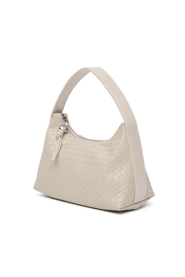 제인 위빙 토트백 [베이지]는 부드럽고 유연한 인조가죽 소재로 제작되어 매트한 텍스처와 자연스러운 에이징이 돋보이는 토트백입니다. 미디엄 사이즈의 사각형 디자인에 위빙 패턴을 더해 클래식하면서도 빈티지한 무드를 연출합니다. 내부에는 아이패드와 맥북을 수납할 수 있어 실용성을 높였으며, 오픈형 잠금 방식으로 편안하게 사용 가능합니다. 일상 및 캐주얼 스타일에 잘 어울리는 디자인으로, 다양한 스타일링에 활용하기 좋습니다. 호보백 스타일로 디자인되어 더욱 편안한 착용감을 제공합니다.
