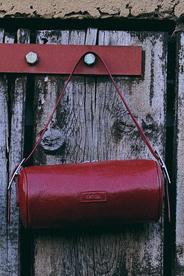 윈썸 배럴백 [레드]는 여성 고객을 위한 미디엄 사이즈의 인조가죽 배럴백입니다. 클래식하고 캐주얼한 스타일로, 데이트룩과 쇼핑룩에 잘 어울립니다. 원통형 디자인에 스터드, 버클, 지퍼 장식이 돋보이며, 빈티지 스타일을 더합니다. 숄더백과 토트백으로 활용 가능한 투 벨트 스트랩, 더블 지퍼, 사이드 벨트 디테일이 특징입니다. 사이즈 조절이 가능하며, 일상생활에서 폭넓게 사용할 수 있습니다.
