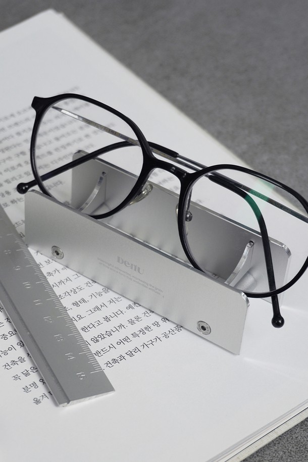 Prime Base 펜 홀더 1은 알루미늄 소재로 제작되어 내구성이 뛰어나고, 샌드블라스트 및 무광 마감으로 세련된 외관을 자랑합니다. 실버 색상으로 어떤 데스크에도 잘 어울리며, 사무용품 및 데스크 정리에 유용하게 사용됩니다. 수직 구조로 공간 효율성을 높였으며, 아노다이징 코팅과 스크래치 방지 처리가 되어 오랫동안 깔끔하게 사용할 수 있습니다. 1칸, 2칸, 또는 3칸 형태로 구성되어 필기구 수납과 데스크 정리를 깔끔하게 도와주며, 미니멀하고 프로페셔널한 스타일을 연출합니다.
