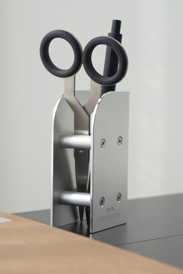 프라임 베이스 펜 홀더 2는 미니멀하고 모던한 디자인의 펜 홀더입니다. 알루미늄 소재로 제작되어 내구성이 뛰어나며, 스크래치 방지 및 내부식성, 방수 기능을 갖추었습니다. 매트 텍스처와 샌딩 마감, 아노다이징 처리로 고급스러움을 더했습니다. 1/2/3칸 구분형의 기하학적 구조로 설계되어 필기구는 물론 안경, 문구류 등을 깔끔하게 수납할 수 있습니다. 실버 컬러로 어떤 인테리어에도 잘 어울립니다.
