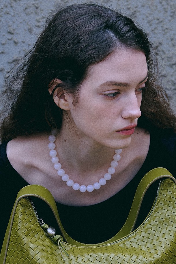 위티 볼 네크리스는 여성스러운 매력을 더해줄 목걸이입니다. 화이트, 레드, 블랙 세 가지 색상으로 출시되었으며, 아크릴과 브라스 소재를 사용하여 심플하면서도 캐주얼, 모던한 스타일을 연출합니다. 반투명 소재가 은은한 광택을 선사하고, 볼드한 라운드 비즈 디자인이 돋보입니다. 옷차림에 포인트를 더하고 싶은 날, 모임룩에 매치하여 페미닌한 무드를 연출해보세요. 착용감이 편안한 고무밴드 스트랩과 선물용 패키지를 제공하며, 제공된 파우치에 개별 보관하고 착용 후 부드러운 천으로 닦아 관리할 수 있습니다. 땀, 향수, 수분과의 접촉은 피해주세요.
