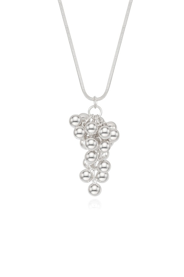 Vinea (비네아) 목걸이는 여성용 실버 색상의 미니멀하고 엘레강스한 스타일을 연출하는 목걸이입니다. 에폭시 소재와 펜던트 장식으로 포인트를 주어 세련된 분위기를 더합니다. 무지 디자인에 체인 목걸이로 제작되어 일상복에 부담 없이 착용할 수 있습니다. 클래식한 무드를 선호하는 분들께 추천하는 아이템입니다. 
