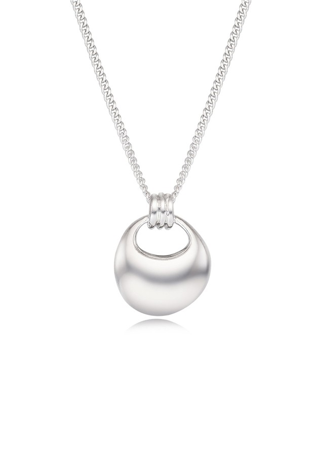 Lune (룬) 네크리스는 여성 고객을 위한 심플하고 베이직한 디자인의 목걸이입니다. 메탈 소재의 실버 컬러로 제작되었으며, 데일리룩과 모임룩에 모두 잘 어울립니다. 둥근 펜던트가 특징이며, 미니멀한 스타일을 선호하는 분들께 추천합니다. 무지 패턴으로 어떤 의상에도 매치하기 용이하며, 시크한 분위기를 연출합니다.
