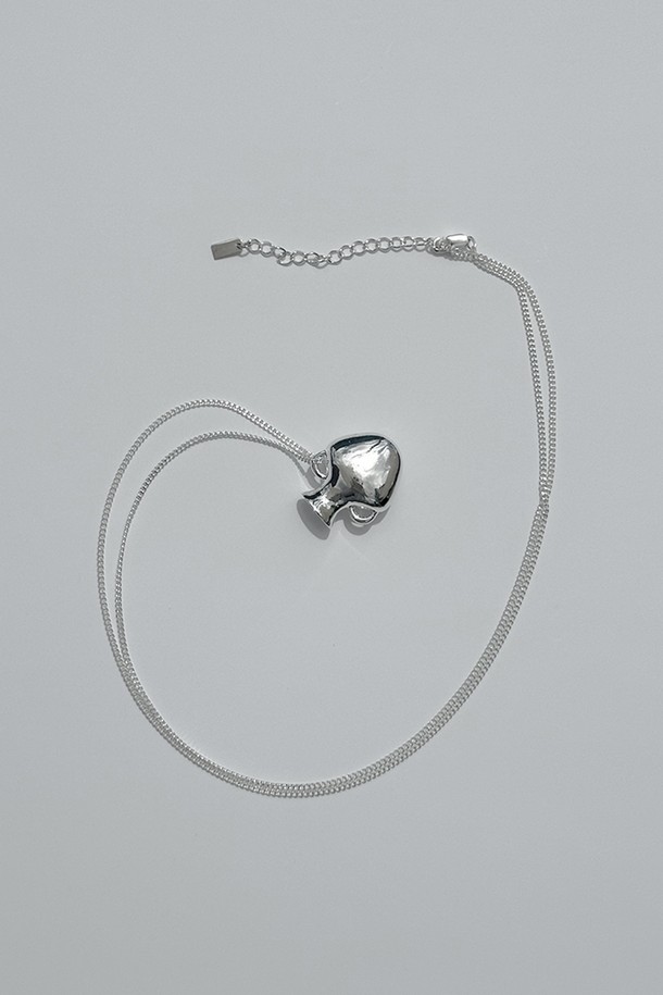 심플한 디자인의 실버 Memory pot (메모리 팟) 네크리스입니다. 금속 소재로 제작되었으며, 미니멀한 스타일을 선호하는 여성분들에게 적합합니다. 일상에서 착용하기 좋은 펜던트 목걸이로, 사계절 내내 다양한 스타일에 매치할 수 있습니다. 심플한 체인이 돋보이는 디자인으로, 어떤 룩에도 세련된 포인트를 더해줍니다. 기억을 담는 듯한 메모리 팟 디자인이 특징입니다.
