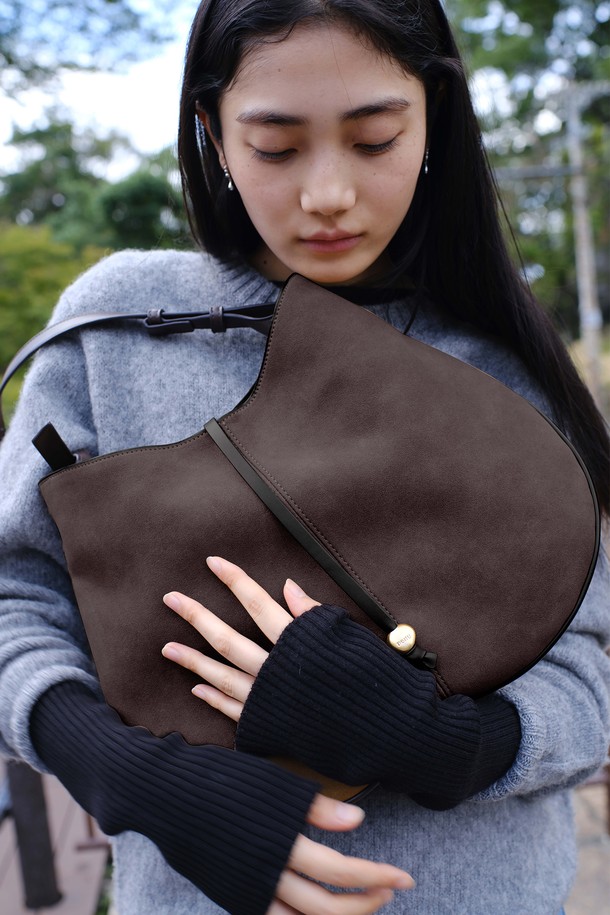 DENU - 숄더백 - Ova Hobo Bag [Suede Brown]