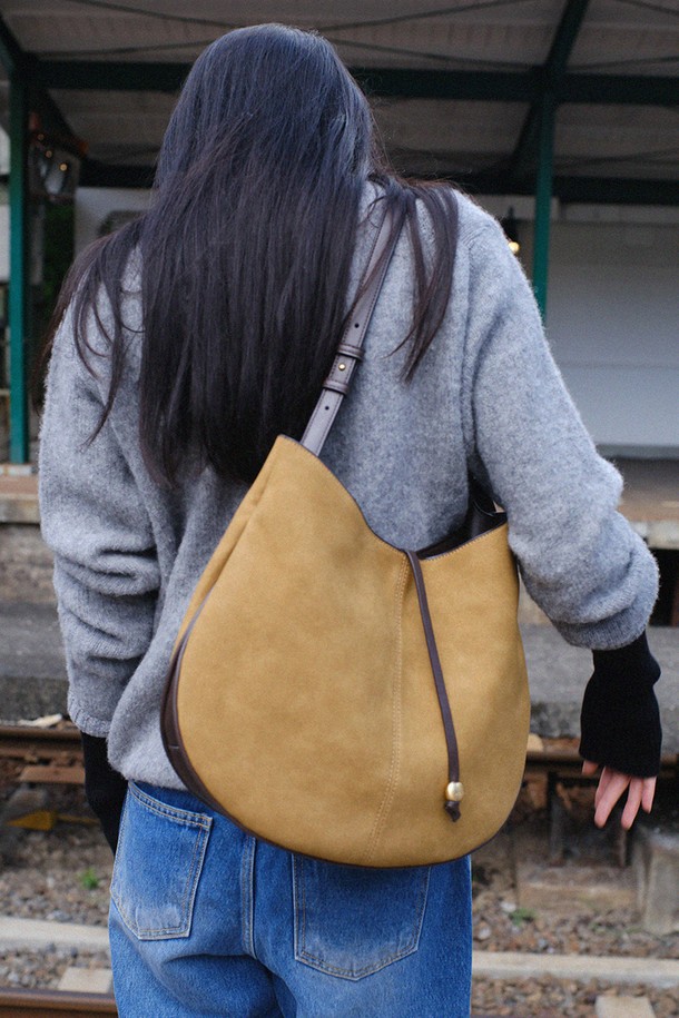 DENU - 숄더백 - Ova Hobo Bag [Suede Camel]