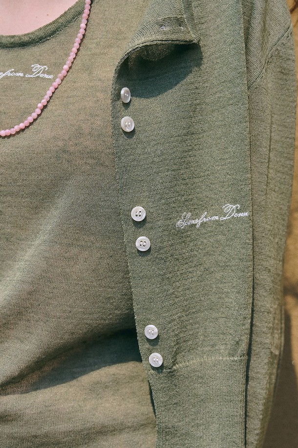 올리브 컬러의 여성용 섬머 니트 재킷으로, 봄부터 여름까지 시원하게 즐길 수 있습니다. 릴랙스 핏의 크롭 기장으로 캐주얼하고 베이직한 스타일을 연출하며, 데이트룩 또는 카페룩에 잘 어울립니다. 부드러운 레이온, 린넨, 폴리에스테르 혼방 소재로 제작되어 얇고 가벼운 착용감을 선사합니다. 라운드넥 디자인에 긴 소매, 반투명 효과, 소매 및 가디건 자수 로고, 립 디테일 커프스와 밑단, 레이어드 실루엣, 스냅 여밈 방식이 특징입니다. 미니멀, 클래식 스타일을 즐기는 여성분들께 추천합니다.
