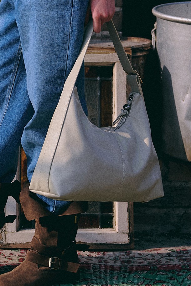 Jane Buckle (제인 버클) Boulder Bag [BEIGE]는 미니멀하고 베이직한 스타일을 추구하는 여성들을 위한 숄더백입니다. 합성가죽 소재의 미디엄 사이즈로, 베이지 컬러의 무지 디자인이 특징입니다. 반원 형태의 가방에 지퍼형 잠금 방식을 적용하여 안전하게 소지품을 보관할 수 있습니다. 숄더 스트랩과 손잡이가 있어 출근룩을 포함한 다양한 일상 스타일에 활용하기 좋습니다. 세련된 디자인으로 어떤 옷차림에도 잘 어울립니다.
