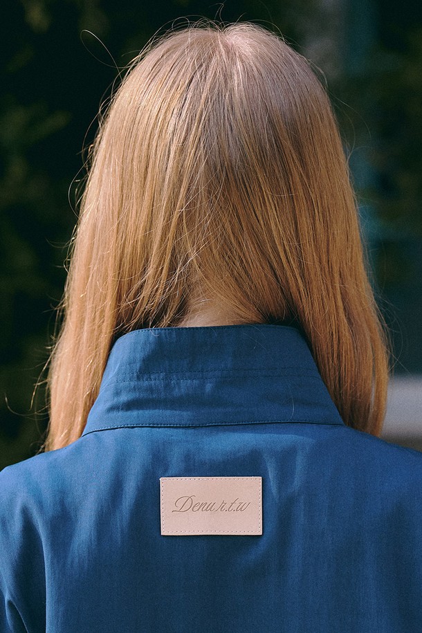 **Scene from Windbreaker [네이비]**는 미니멀하고 베이직한 스타일의 남녀 공용 윈드브레이커입니다. 봄, 가을 시즌에 적합하며, 가볍고 부드러운 레이온, 나일론 혼방 소재로 제작되어 편안한 착용감을 선사합니다. 하이넥 디자인과 가슴 로고 자수 디테일이 특징이며, 대각선 포켓과 밑단 스트링으로 실용성을 더했습니다. 오버핏과 루즈핏으로 연출되어 동네 마실룩, 산책룩, 여행룩 등 다양한 TPO에 활용하기 좋습니다. 얇고 가벼운 두께감으로 방풍 기능까지 갖춘 실용적인 아이템입니다.
