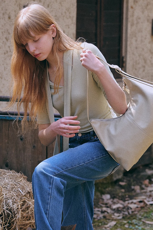 Tie half Top (타이 하프 탑) [올리브]는 미니멀하고 베이직한 스타일을 선호하는 여성 고객을 위한 상의입니다. 봄, 여름 시즌에 어울리는 얇은 두께감과 부드러운 촉감이 특징이며, 레귤러핏으로 편안하게 착용할 수 있습니다. 올리브 컬러의 무지 디자인에 리본넥과 타이 디테일이 더해져 여성스러운 포인트를 더합니다. 웨이스트 기장으로 제작되어 단독 또는 이너로 활용 가능하며, 신축성 있는 소재로 활동성을 높였습니다. 데이트룩, 카페룩과 같은 TPO에 맞춰 스타일리시하게 연출할 수 있습니다.
