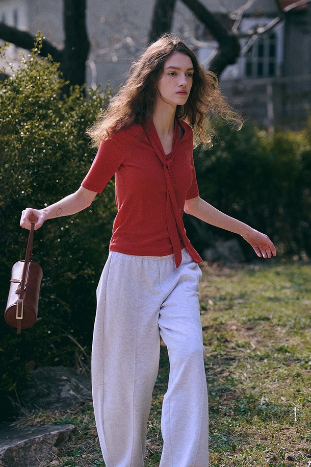 타이 하프 탑 [브릭 레드]는 여성 의류 상의로, 봄, 여름 시즌에 어울리는 크롭 기장의 반소매 탑입니다. 미니멀한 스타일의 이 탑은 부드러운 촉감의 폴리에스테르, 울, 면, 스판덱스 혼방의 신축성 있는 소재로 제작되어 편안한 착용감을 선사합니다. 넥라인의 타이 디테일이 특징이며, 레귤러핏으로 세련된 실루엣을 연출합니다. 데이트룩, 카페룩, 모임룩에 적합하며, 하이웨스트 팬츠 또는 스커트와 매치하여 스타일리시한 룩을 완성할 수 있습니다. 레이어드 스타일링으로 다양한 분위기를 연출해보세요.
