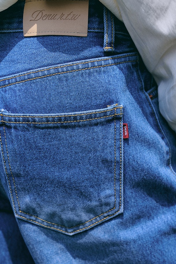 빈티지 핏 미디엄 블루 데님은 남녀 모두 착용 가능한 데님 팬츠입니다. 봄, 가을에 적합하며, 클래식하고 빈티지한 스타일을 연출합니다. 13oz 논스트레치 데님 소재에 레귤러 핏 스트레이트 디자인으로, 두꺼운 두께감과 부드러운 촉감을 자랑합니다. 자연스러운 페이드 효과와 헤리티지 스타일 백포켓, 힙포켓 및 리벳 디테일, 하드 라벨 포인트가 특징입니다. 데이트룩, 출근룩 등 다양한 TPO에 클래식, 미니멀, 캐주얼 스타일로 활용하기 좋습니다.
