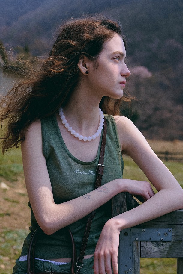 위티 볼 네크리스는 여성스러운 매력을 더해줄 목걸이입니다. 화이트, 레드, 블랙 세 가지 색상으로 출시되었으며, 아크릴과 브라스 소재를 사용하여 심플하면서도 캐주얼, 모던한 스타일을 연출합니다. 반투명 소재가 은은한 광택을 선사하고, 볼드한 라운드 비즈 디자인이 돋보입니다. 옷차림에 포인트를 더하고 싶은 날, 모임룩에 매치하여 페미닌한 무드를 연출해보세요. 착용감이 편안한 고무밴드 스트랩과 선물용 패키지를 제공하며, 제공된 파우치에 개별 보관하고 착용 후 부드러운 천으로 닦아 관리할 수 있습니다. 땀, 향수, 수분과의 접촉은 피해주세요.
