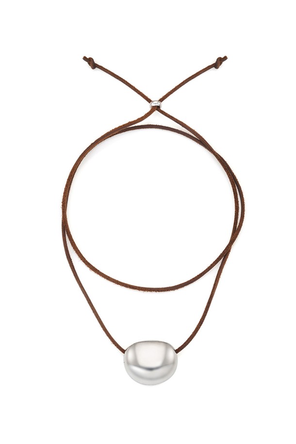 심플함이 돋보이는 ONO 네크리스입니다. 실버 컬러의 금속 소재로 제작되었으며, 미니멀하고 베이직한 스타일을 추구하는 여성분들을 위한 데일리 목걸이입니다. 블랙 코드 체인에 미디엄 길이로, 펜던트 디자인이 은은하게 포인트를 더합니다. 클래식 클래스프 잠금 방식으로 편안하게 착용할 수 있으며, 모임룩에도 잘 어울립니다. 심플한 디자인으로 어떤 옷차림에도 잘 어울려 매일 착용하기 좋습니다.
