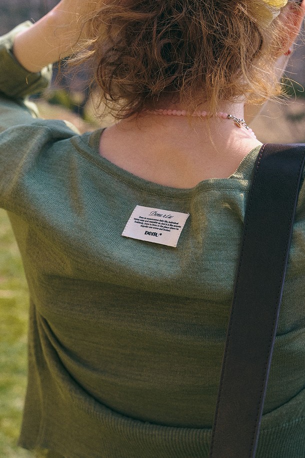 올리브 컬러의 여성용 섬머 니트 재킷으로, 봄부터 여름까지 시원하게 즐길 수 있습니다. 릴랙스 핏의 크롭 기장으로 캐주얼하고 베이직한 스타일을 연출하며, 데이트룩 또는 카페룩에 잘 어울립니다. 부드러운 레이온, 린넨, 폴리에스테르 혼방 소재로 제작되어 얇고 가벼운 착용감을 선사합니다. 라운드넥 디자인에 긴 소매, 반투명 효과, 소매 및 가디건 자수 로고, 립 디테일 커프스와 밑단, 레이어드 실루엣, 스냅 여밈 방식이 특징입니다. 미니멀, 클래식 스타일을 즐기는 여성분들께 추천합니다.
