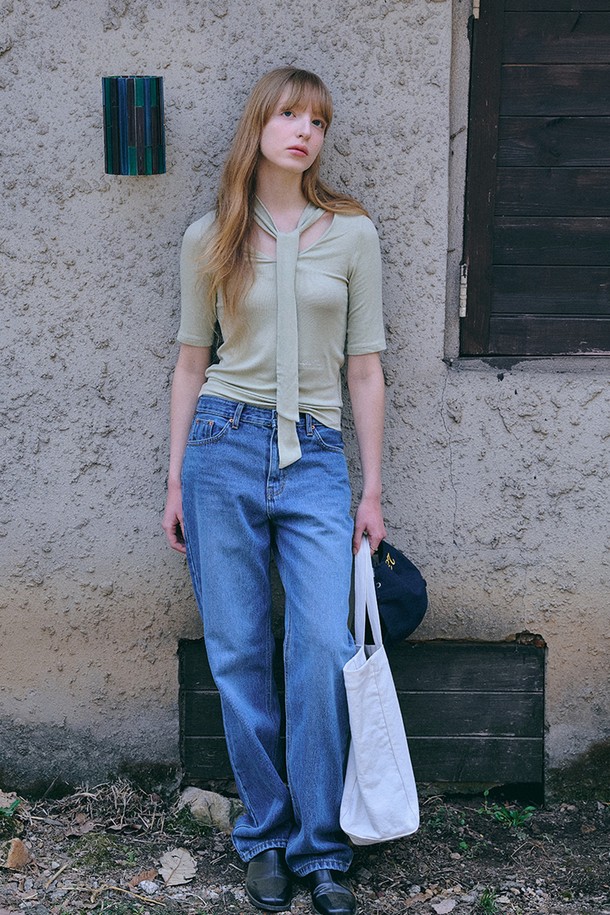 빈티지 핏 미디엄 블루 데님은 남녀 모두 착용 가능한 데님 팬츠입니다. 봄, 가을에 적합하며, 클래식하고 빈티지한 스타일을 연출합니다. 13oz 논스트레치 데님 소재에 레귤러 핏 스트레이트 디자인으로, 두꺼운 두께감과 부드러운 촉감을 자랑합니다. 자연스러운 페이드 효과와 헤리티지 스타일 백포켓, 힙포켓 및 리벳 디테일, 하드 라벨 포인트가 특징입니다. 데이트룩, 출근룩 등 다양한 TPO에 클래식, 미니멀, 캐주얼 스타일로 활용하기 좋습니다.
