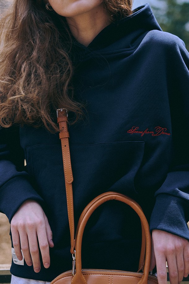 Scene from 후디 [NAVY]는 캐주얼하고 빈티지한 무드를 연출하는 공용 후드티입니다. 네이비 컬러에 면 소재로 제작되어 가을, 겨울 시즌에 따뜻하게 착용하기 좋습니다. 루즈핏 디자인으로 편안한 착용감을 제공하며, 앞면 심플 로고 자수와 뒷면 레터링 자수가 포인트입니다. 후드 스트링으로 조절 가능하며, 레이어드 스타일링을 통해 다양한 룩을 연출할 수 있습니다. 동네 마실룩, 가을 나들이룩, 겨울 데일리룩 등 폭넓게 활용해보세요.
