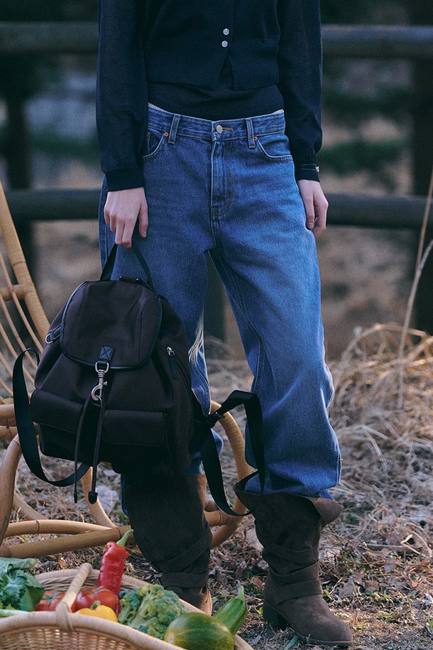 빈티지 핏 미디엄 블루 데님은 남녀 모두 착용 가능한 데님 팬츠입니다. 봄, 가을에 적합하며, 클래식하고 빈티지한 스타일을 연출합니다. 13oz 논스트레치 데님 소재에 레귤러 핏 스트레이트 디자인으로, 두꺼운 두께감과 부드러운 촉감을 자랑합니다. 자연스러운 페이드 효과와 헤리티지 스타일 백포켓, 힙포켓 및 리벳 디테일, 하드 라벨 포인트가 특징입니다. 데이트룩, 출근룩 등 다양한 TPO에 클래식, 미니멀, 캐주얼 스타일로 활용하기 좋습니다.
