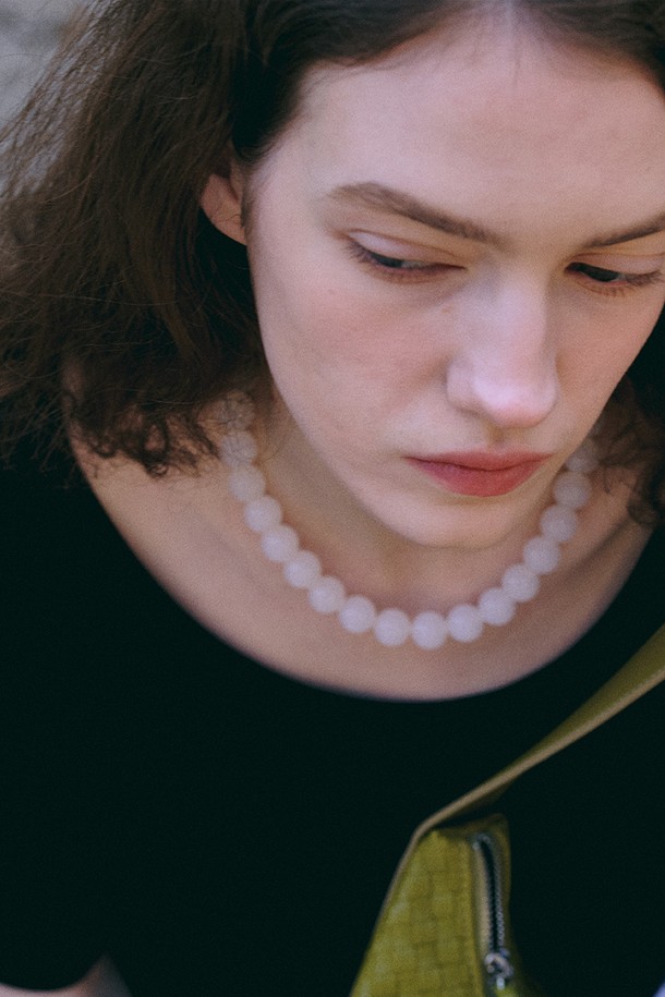 위티 볼 네크리스는 아크릴, 브라스, 고무 소재로 제작된 목걸이입니다. 화이트, 레드, 블랙 세 가지 색상으로 출시되었으며, 볼 장식과 원형 패턴 디자인이 특징입니다. 페미닌, 모던, 클래식 스타일을 모두 아우르며, 데일리룩과 포멀한 모임룩에 잘 어울립니다. 신축성이 있어 편안한 착용감을 자랑하며, 은은한 광택과 반투명 소재가 세련된 분위기를 더합니다. 선물용으로도 훌륭하며, 먼지주머니와 보증서가 함께 제공됩니다.
