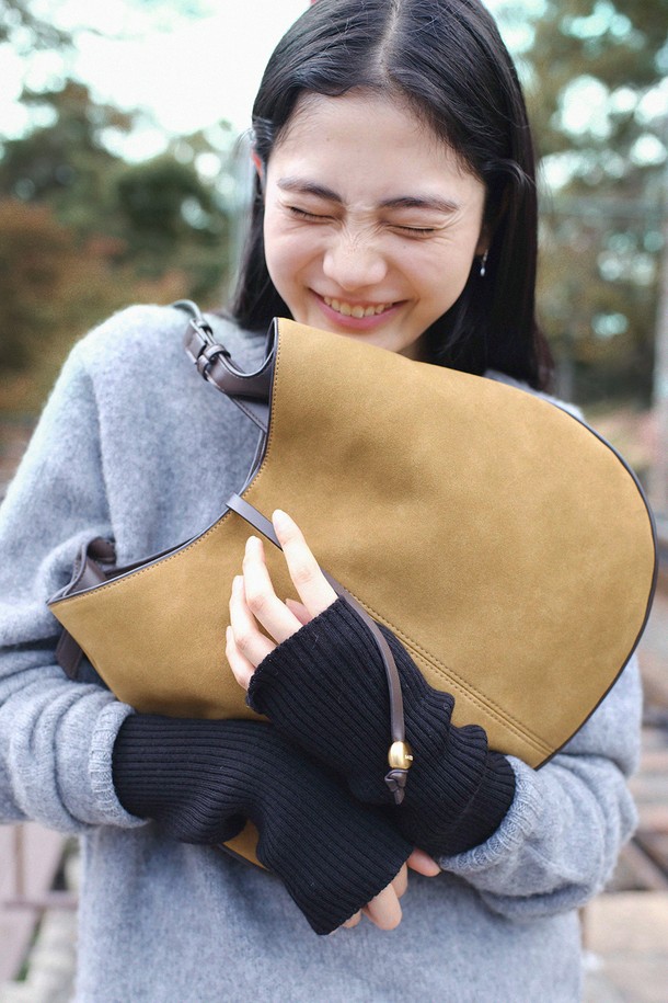 DENU - 숄더백 - Ova Hobo Bag [Suede Camel]