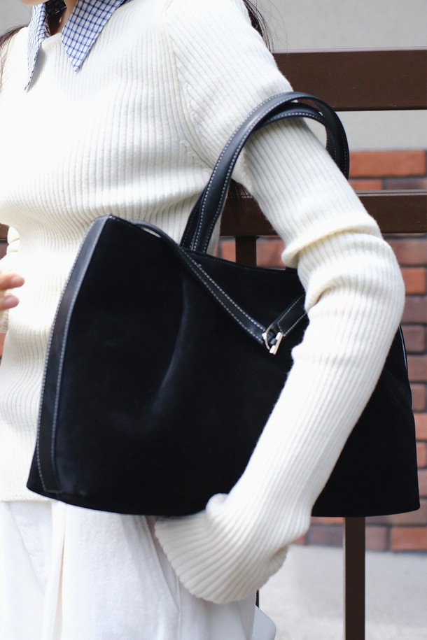 DENU - 숄더백 - POEGA Bag [Suede Black]