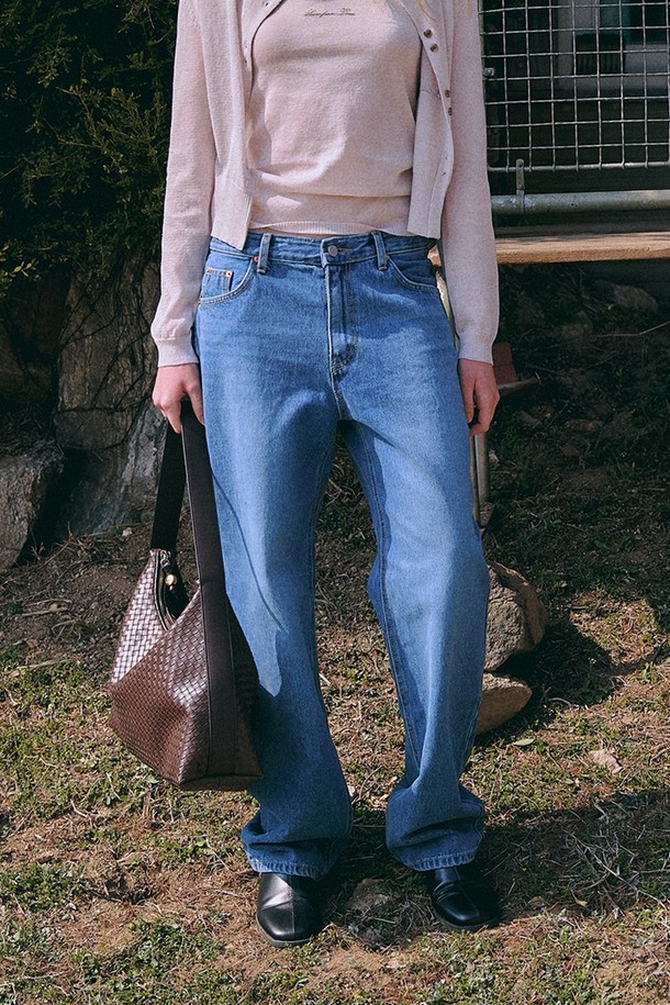 빈티지 핏 미디엄 블루 데님은 남녀 모두 착용 가능한 데님 팬츠입니다. 봄, 가을에 적합하며, 클래식하고 빈티지한 스타일을 연출합니다. 13oz 논스트레치 데님 소재에 레귤러 핏 스트레이트 디자인으로, 두꺼운 두께감과 부드러운 촉감을 자랑합니다. 자연스러운 페이드 효과와 헤리티지 스타일 백포켓, 힙포켓 및 리벳 디테일, 하드 라벨 포인트가 특징입니다. 데이트룩, 출근룩 등 다양한 TPO에 클래식, 미니멀, 캐주얼 스타일로 활용하기 좋습니다.
