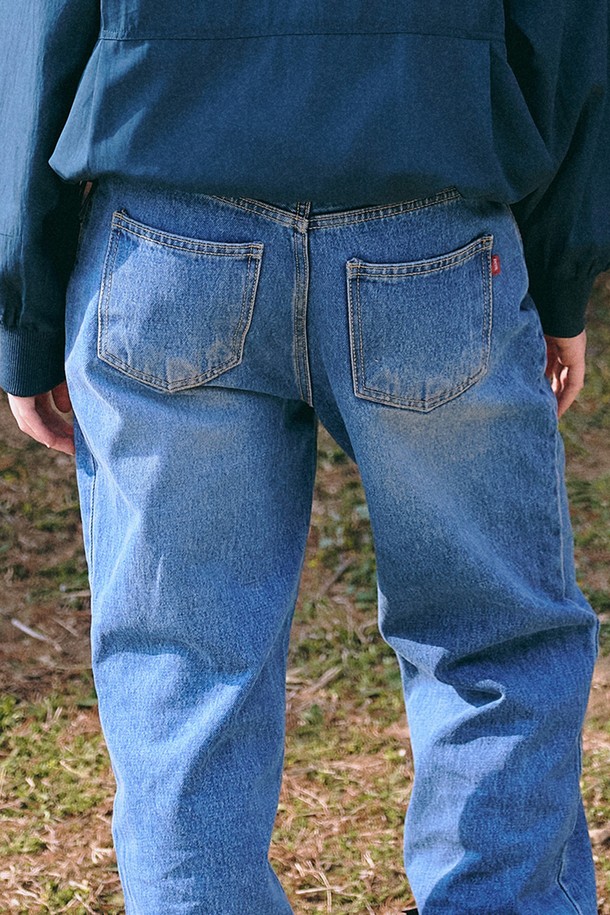 빈티지 핏 미디엄 블루 데님은 남녀 모두 착용 가능한 데님 팬츠입니다. 봄, 가을에 적합하며, 클래식하고 빈티지한 스타일을 연출합니다. 13oz 논스트레치 데님 소재에 레귤러 핏 스트레이트 디자인으로, 두꺼운 두께감과 부드러운 촉감을 자랑합니다. 자연스러운 페이드 효과와 헤리티지 스타일 백포켓, 힙포켓 및 리벳 디테일, 하드 라벨 포인트가 특징입니다. 데이트룩, 출근룩 등 다양한 TPO에 클래식, 미니멀, 캐주얼 스타일로 활용하기 좋습니다.
