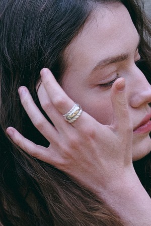 Double twist volume ring
