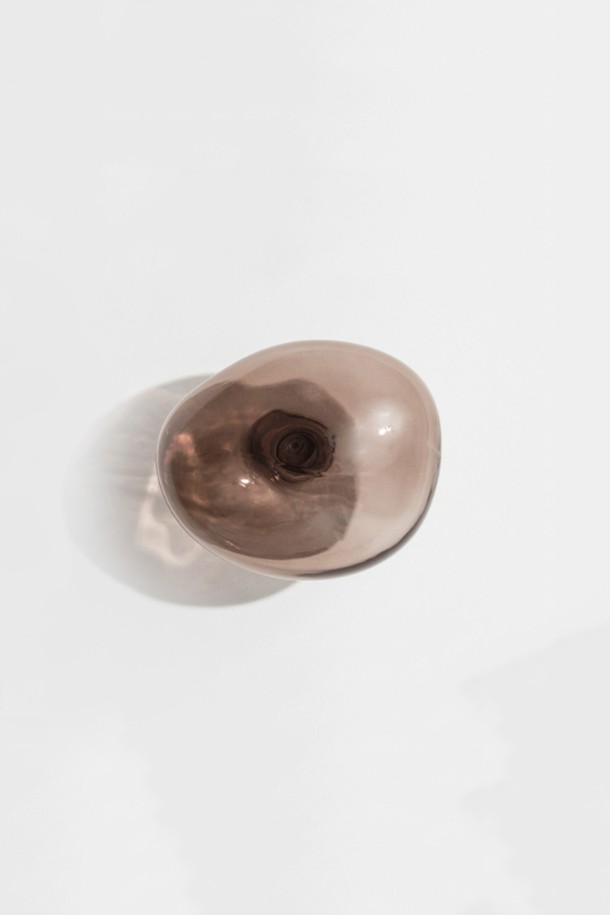 [Petite Friture/쁘띠 프리튀르] Bubble hook Large는 강화유리로 제작된 벽걸이형 인테리어 후크입니다. 핸드블로운 방식으로 제작되어 각 제품마다 독특한 형태와 색상을 지니며, 빛에 따라 다양한 분위기를 연출합니다. 최대 10kg의 하중을 견딜 수 있으며, 갤러리 작품처럼 공간에 포인트를 더할 수 있습니다. 고정 못이 포함되어 있어 간편하게 설치할 수 있으며, 버블 디자인이 특징입니다. 수공예 제품 특성상 모양, 색상, 점, 핀홀, 기포 등은 제품마다 차이가 있을 수 있으며, 설치 벽면 상태에 따라 하중 제한이 변동될 수 있습니다.
