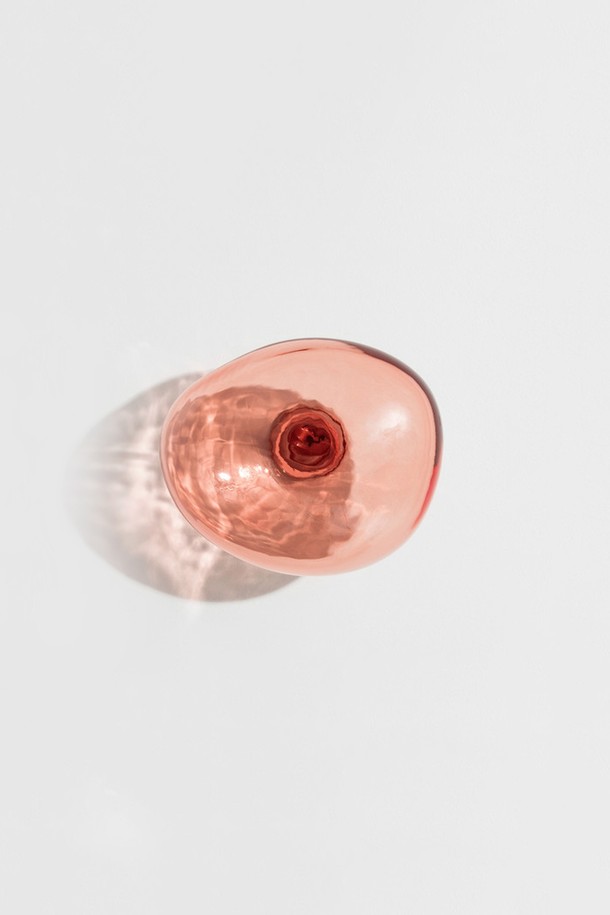 [Petite Friture/쁘띠 프리튀르] Bubble hook Large는 투명 강화유리로 제작된 벽걸이용 인테리어 소품입니다. 모던하고 미니멀한 스타일을 추구하며, 핸드블로운 글라스 공법으로 제작되어 갤러리형 디스플레이가 가능합니다. 핑크와 투명, 두 가지 색상으로 제공되며, 빛에 따라 다양한 느낌을 선사합니다. 최대 10kg의 하중을 견딜 수 있으며, 고정 못이 포함되어 있어 설치가 용이합니다. 제품마다 모양과 색상의 차이가 있으며, 제작 과정상 점, 핀홀, 미세기포가 발생할 수 있습니다.
