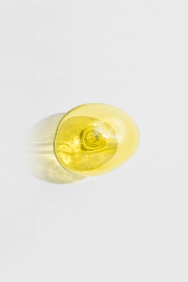 [Petite Friture/쁘띠 프리튀르] Bubble hook Large(버블 훅 라지)는 강화유리와 핸드블로운 글라스 기법으로 제작된 벽걸이형 후크입니다. 투명, 옐로우 두 가지 색상으로 출시되었으며, 벽면에 독특한 분위기를 더하는 갤러리 아트피스 역할을 합니다. 최대 10kg의 무게를 견딜 수 있으며, 고정 못이 포함되어 있어 설치가 간편합니다. 수공예 특성상 제품마다 미세한 차이가 있으며, 점, 핀홀, 미세기포가 발생할 수 있습니다. 빛에 따라 다르게 표현되는 버블 디자인으로, 여러 개를 함께 배치하여 개성 있는 벽면 연출이 가능합니다.
