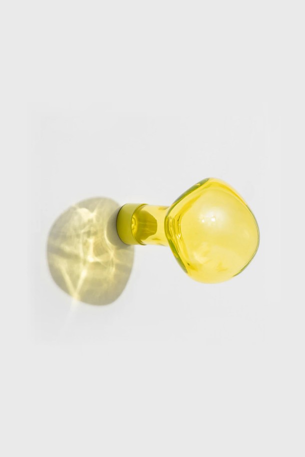 [Petite Friture/쁘띠 프리튀르] Bubble hook Small은 강화유리와 핸드블로운 글라스로 제작된 벽걸이 장식 겸 후크입니다. 투명 또는 옐로우 컬러의 구형 버블 디자인이 특징이며, 갤러리 작품처럼 공간에 독특한 분위기를 더합니다. 최대 10kg의 하중을 견딜 수 있으며, 고정 못이 포함되어 있어 설치가 용이합니다. 수공예 방식으로 제작되어 제품마다 모양과 색상에 미세한 차이가 있으며, 제작 과정상 점, 핀홀, 미세기포가 발생할 수 있습니다. 벽에 걸어 인테리어 효과를 연출하거나, 소품을 걸어 실용적으로 사용할 수 있습니다.
