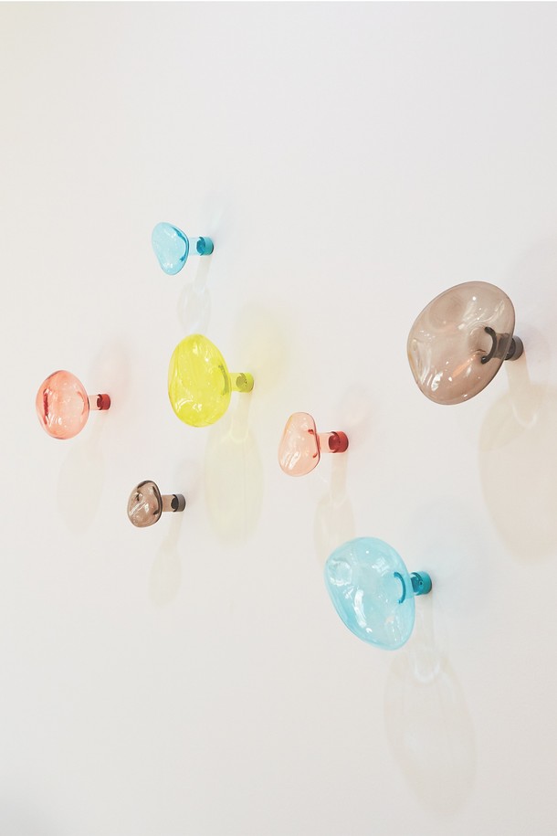 Petite Friture의 Bubble hook Small은 VAULOT DYEVRE가 디자인한 벽걸이형 후크입니다. 강화유리 소재로 제작되었으며, Yellow, Blue, Coral, Grey의 다채로운 색상과 Small, Large 두 가지 사이즈로 제공됩니다. 빛에 따라 다른 느낌을 연출하며, 최대 10kg의 하중을 견딜 수 있어 인테리어 및 갤러리 장식용으로 활용하기 좋습니다.
