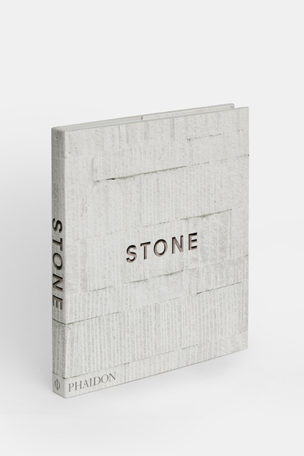 [Phaidon/드로터스] Stone은 하드커버 형태의 도서입니다. 표지는 종이 재질로 제작되었으며, 미니멀한 디자인과 화이트, 그레이 색상이 사용되었습니다. 표지에는 'Stone'이라는 텍스트가 새겨져 있으며, 심플하고 모던한 스타일을 특징으로 합니다. 책은 Phaidon 출판사에서 발행되었습니다.
