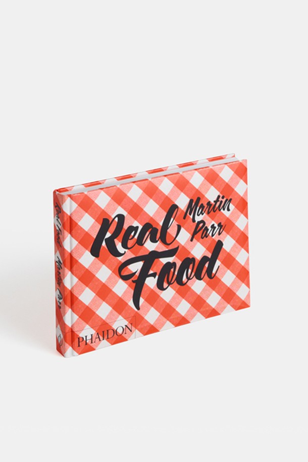 마틴 파(Martin Parr)의 사진집, [Phaidon/드로터스] Martin Parr: Real Food입니다. 식음료를 주제로 한 사진들을 담고 있으며, 하드커버 형태로 제작되었습니다. 빨간색과 흰색이 사용된 체크무늬 표지 디자인이 특징입니다. 사진집은 다양한 음식의 모습을 생생하게 담아내어 시각적인 즐거움을 선사합니다. 장르: 사진집.
